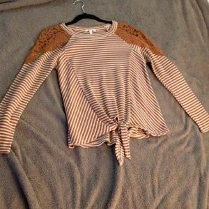 Thin sweater, says small but it's more of a medium